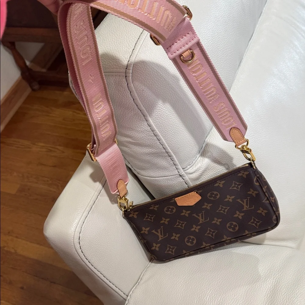 Authentic Multi Pochette Accessories with pink strap! 
In excellent condition! - Picture 3 of 17